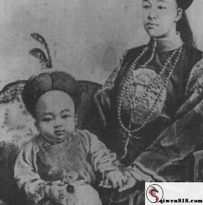 济南大学研究生情侣泄密 眼镜妹看似乖巧实为和正常不一样的 被拴狗链狠交流到无法站立
