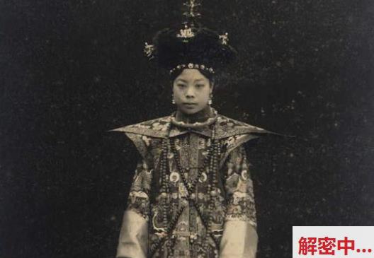 大神老虎菜6.1回归新作 身高175很养眼的眼镜娘女大被约拍 从羞涩到打屁股配合