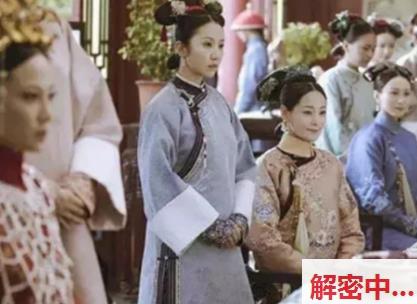美少女御姐韵韵主题装扮故意逗趣写真 黑裙白T薄丝懒坐 衣摆下面腿部曲线看得人心痒