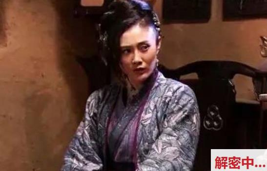 意外有戏的人网红 在泰式餐厅半没穿衣服衣服 公开玩自动小机器 人来人往却大胆外景画面 真的太会放电啦