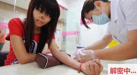  大人影片来源 无情女星在小床铺上就是个高手 各种暧昧交流姿势手拿把掐 画面超刺激