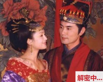 玩偶姐姐早期作品 露天氛围氛围搭讪主题穿搭御姐 很吸睛的无毛设定设定直接把她带回家 必须收尾动作两次才过瘾